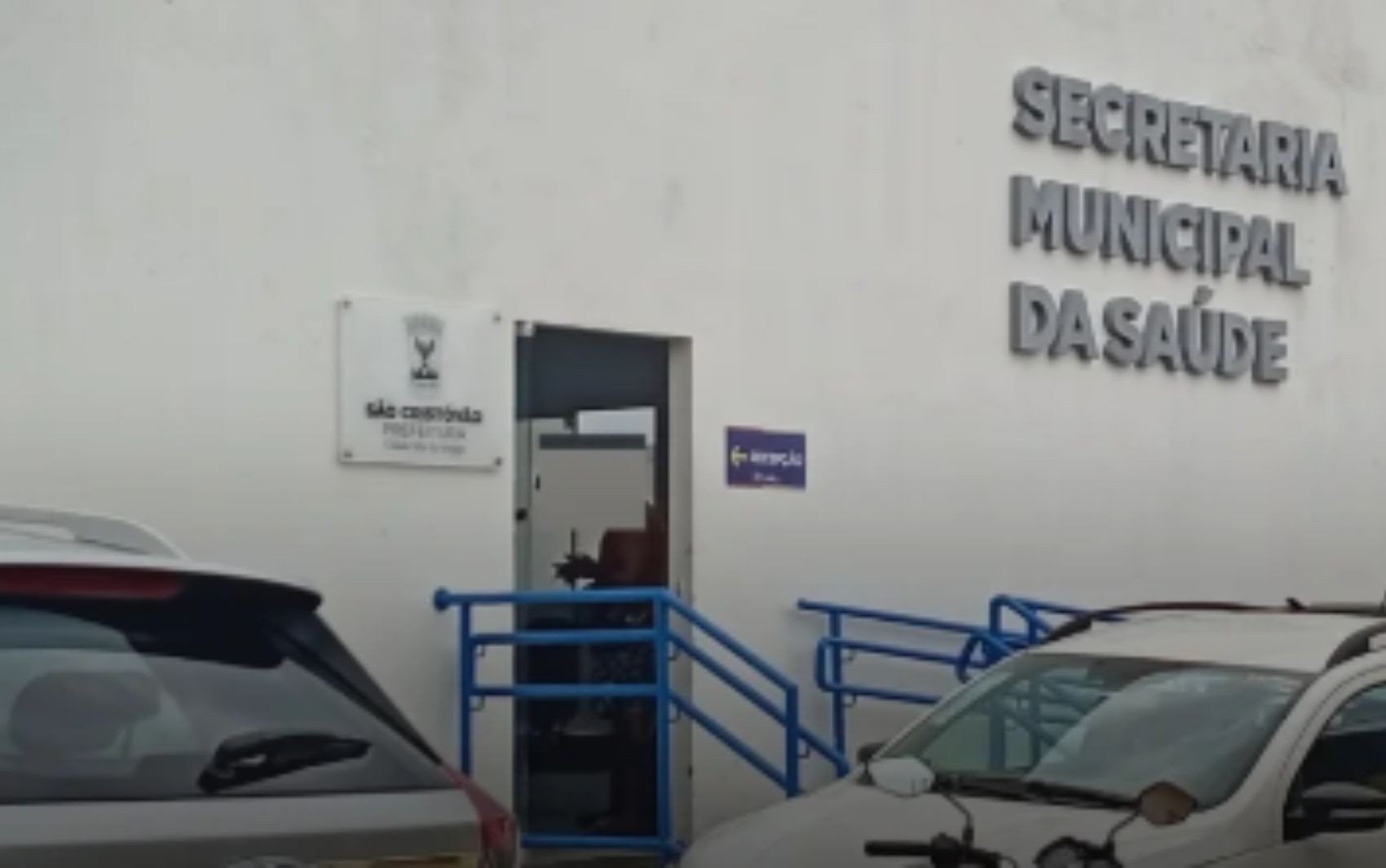 Parte do teto de Secretaria da Saúde de São Cristóvão desaba durante chuva 