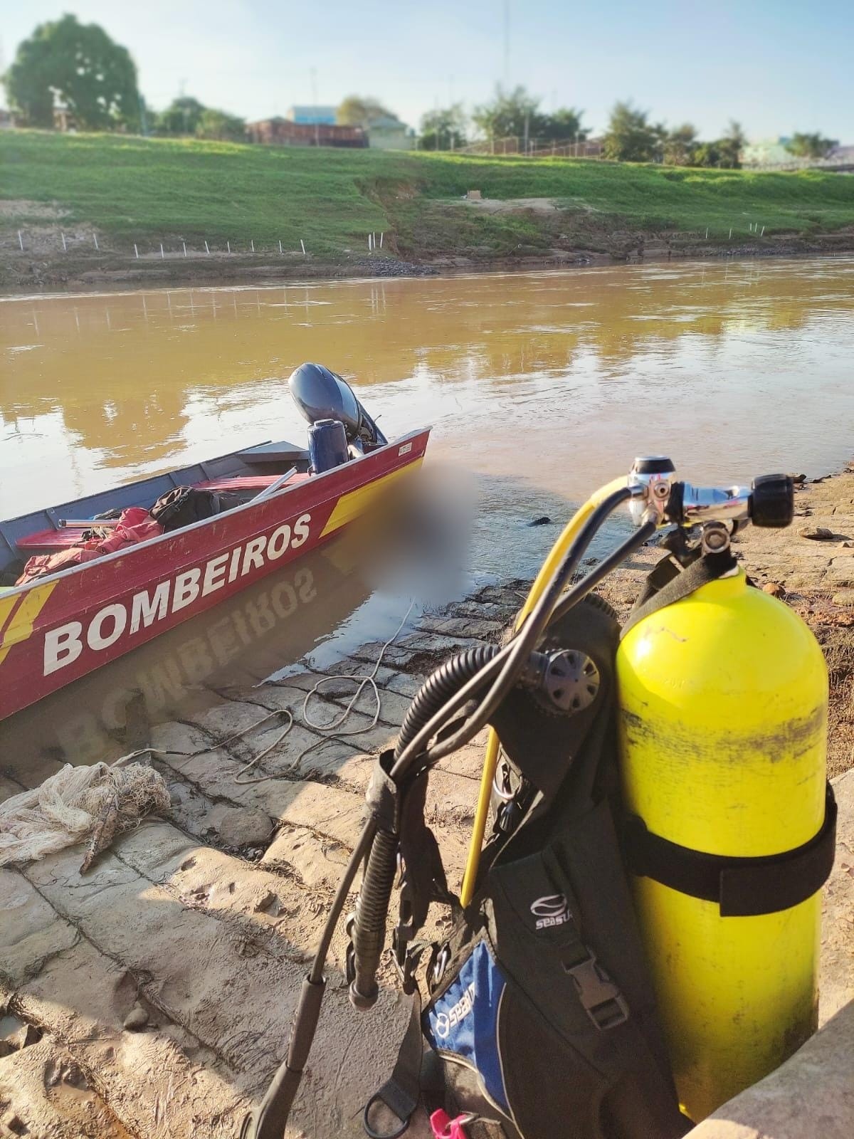 Pescador morre afogado na capital ao tentar soltar rede presa dentro do Rio Acre 