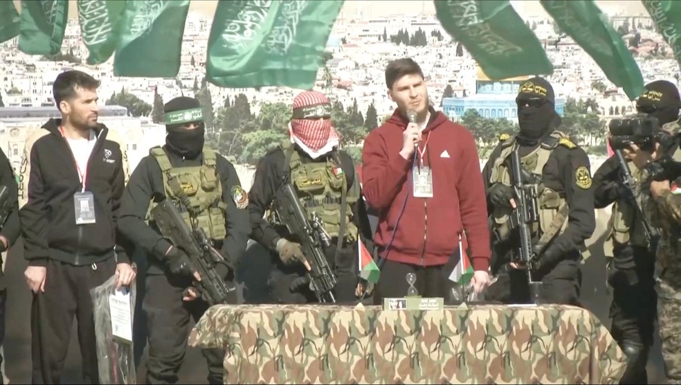 Alexander Troufanov, russo-israelense que era mantido refém em Gaza, fala enquanto é libertado por militantes do Hamas — Foto: Reuters TV