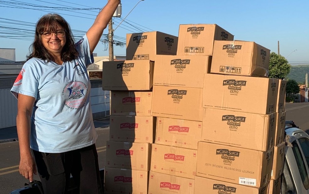 Simone durante coleta de doações para clínica de recuperação em Marília — Foto: Rafaela Vieira da Costa Rodrigues /Arquivo pessoal