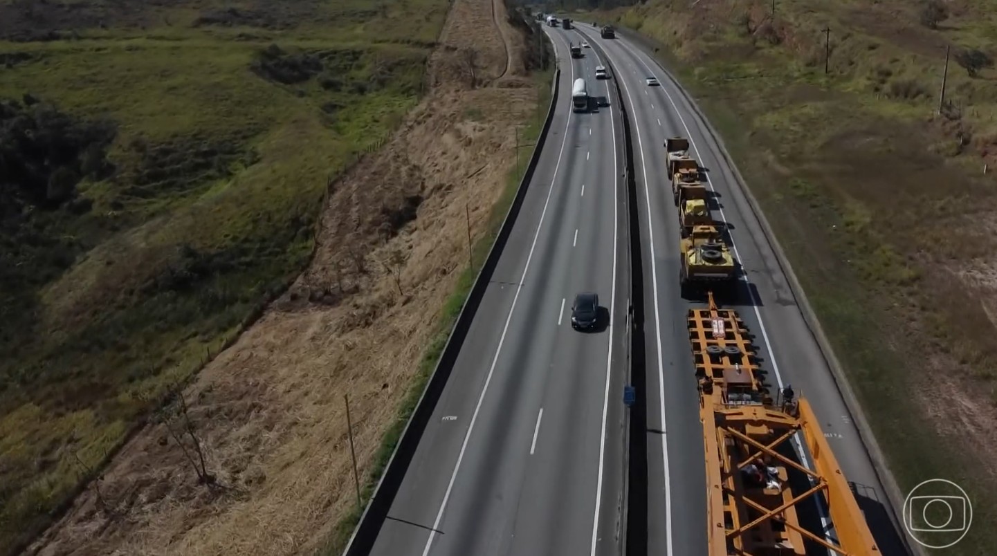 Megaoperação permite transporte de carga gigantesca e causa bloqueios na principal rodovia entre Rio e São Paulo 