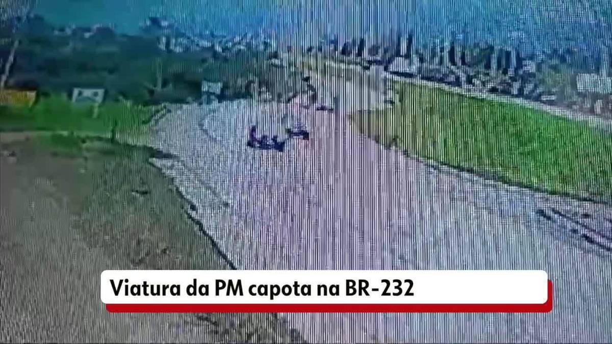 VÍDEO: viatura da PM capota após motorista perder o controle na BR-232 em Sairé