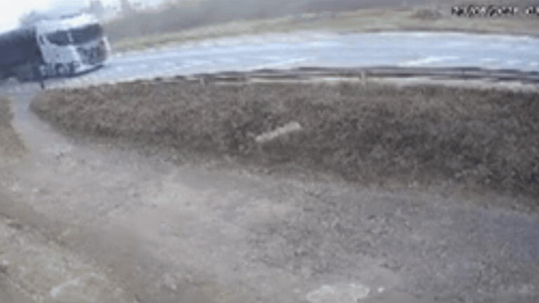 Nuvem de carvão encobre BR-040 após tombamento de carreta; VÍDEO