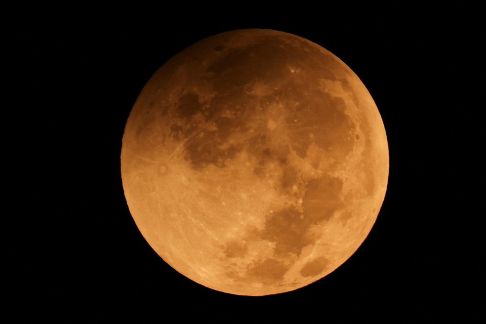 Lua cheia � vista no in�cio do eclipse lunar no Cairo, no Egito, nesta sexta-feira (28). � Foto: Amr Abdallah Dalsh/Reuters