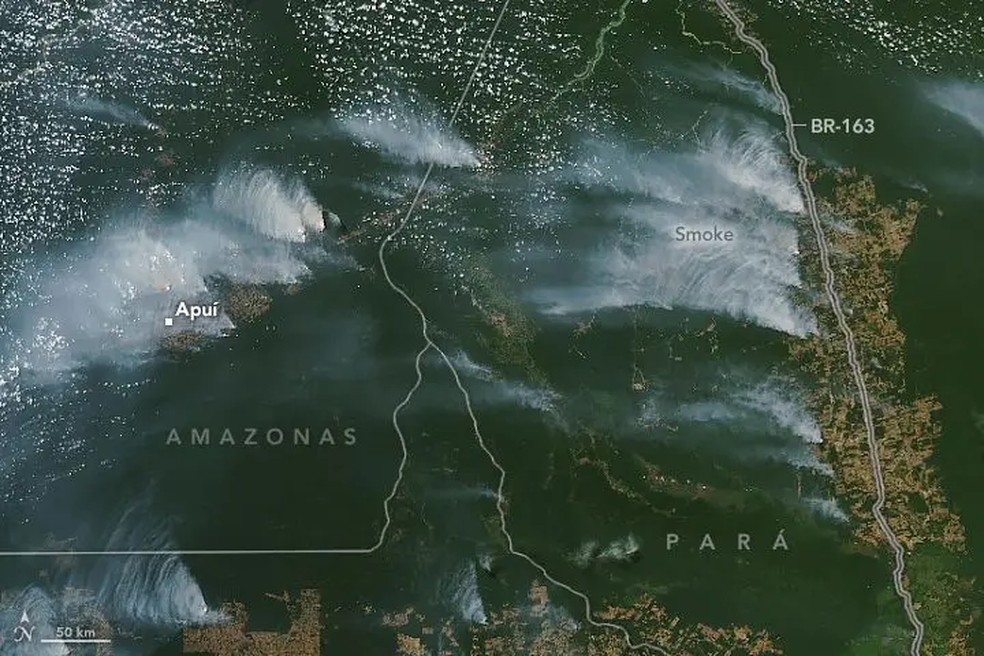 Fumaças na Amazônia captadas pelo satélite Aqua da Nasa em 4 de agosto. — Foto: NASA via BBC