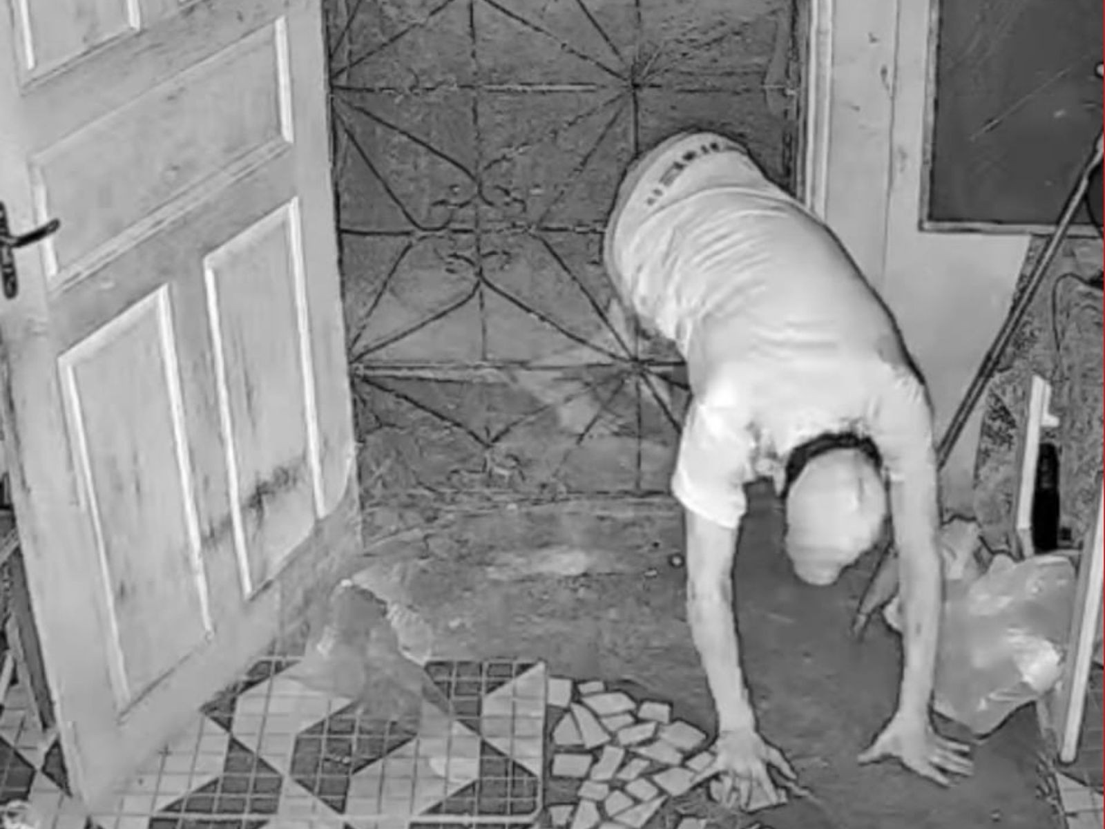 VÍDEO: Criminoso passa por buraco estreito de grade, invade casa e furta bicicleta no AC