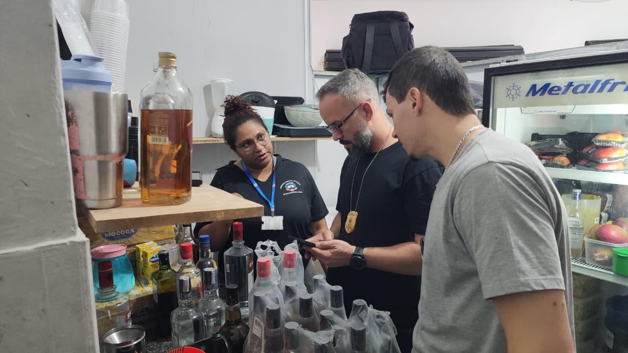 Polícia apreende bebidas em adega de homem intoxicado com metanol no interior de SP