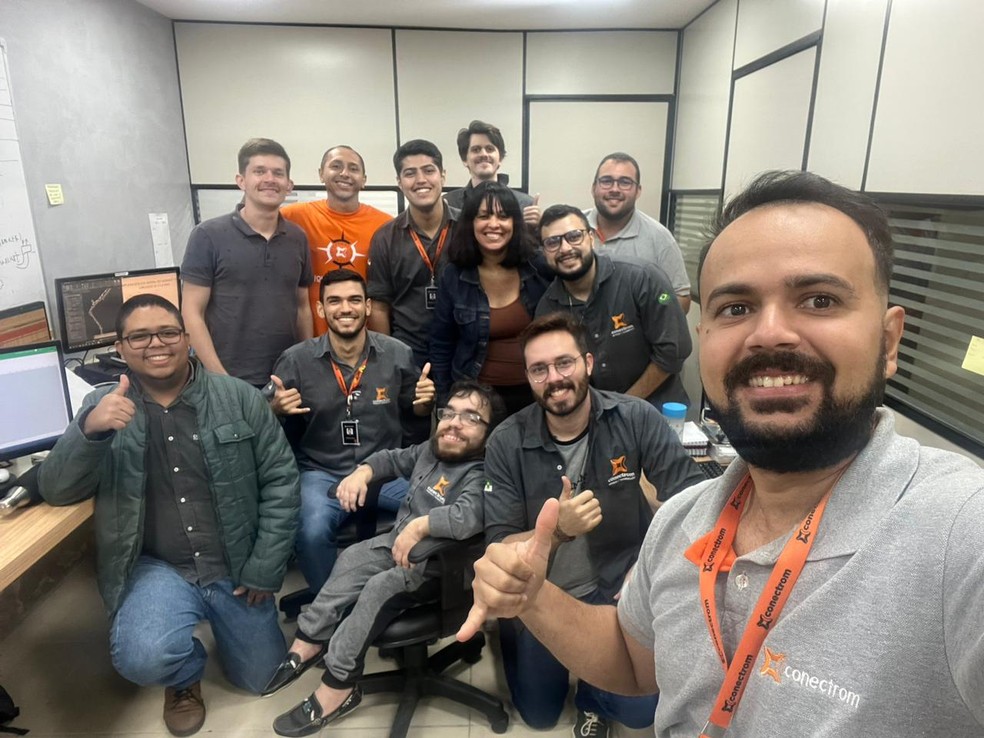 Lucas com colegas de trabalho. Ele trabalha como auxiliar de engenharia em uma empresa potiguar nos segmentos de energias renováveis e telecomunicações — Foto: Arquivo pessoal