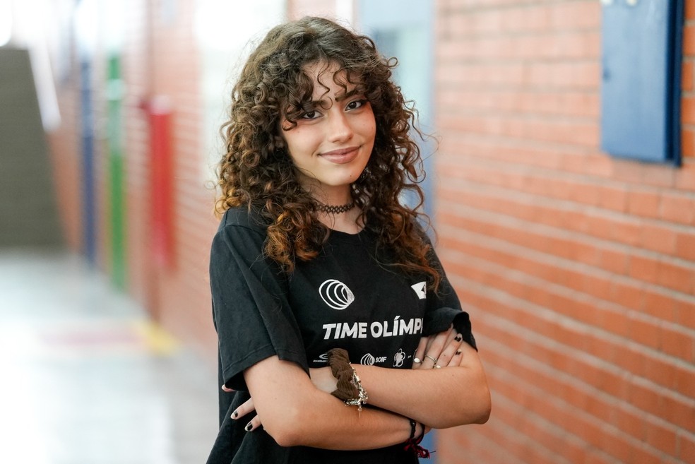 Aos 16 anos, Mabe é a única menina entre os 19 selecionados para representar o Brasil em olimpíadas internacionais de física. — Foto: Divulgação