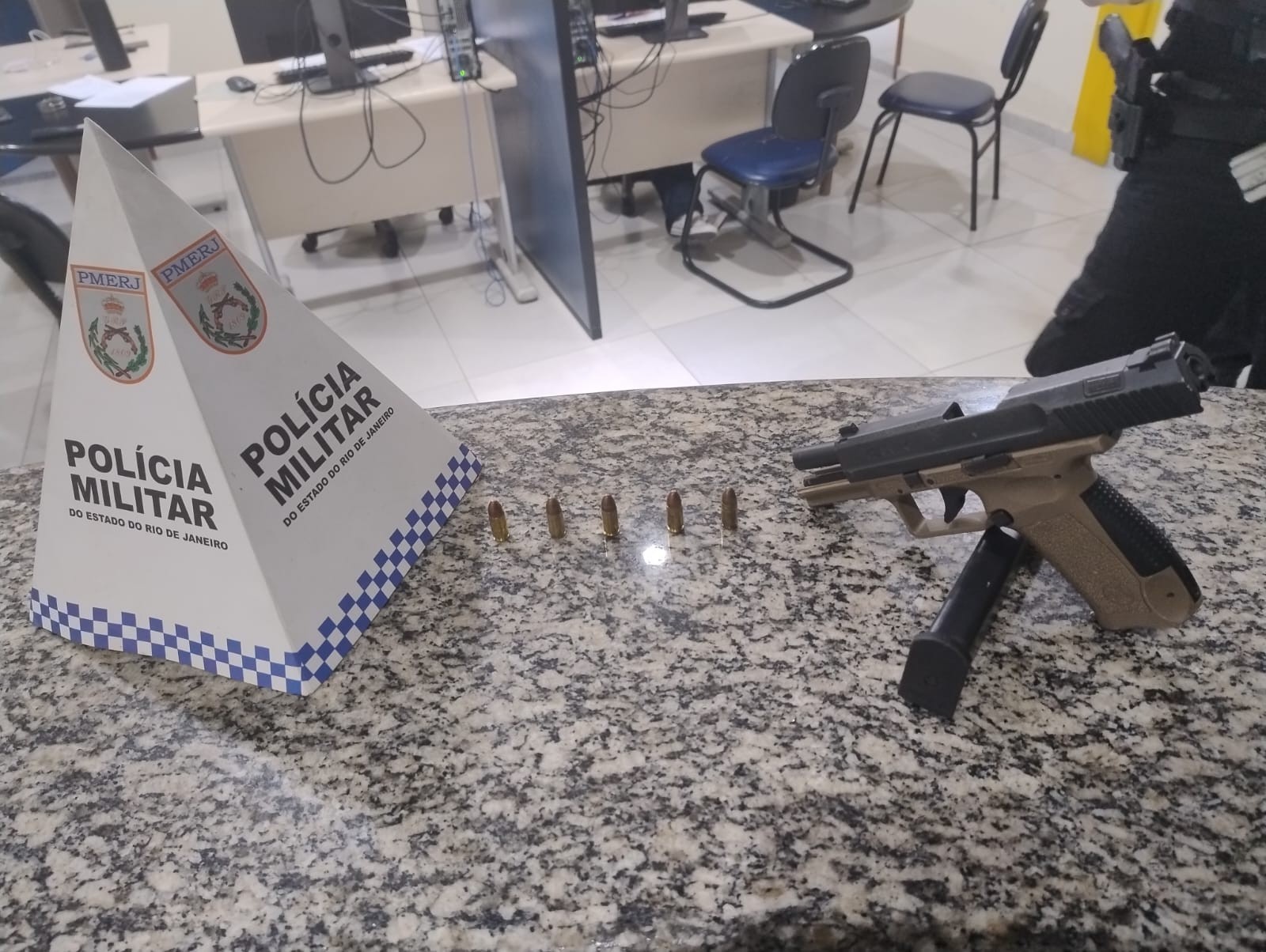 Troca de tiros entre policiais e suspeitos termina com jovem preso em Pinheiral 