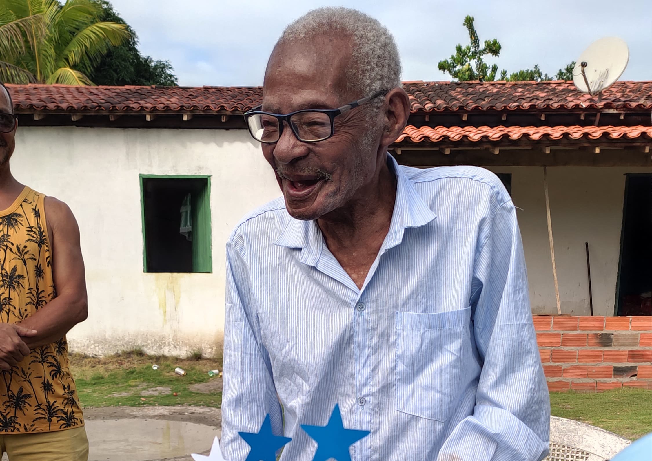 Idoso comemora aniversário de 116 anos na Bahia: 'Ainda cai na farra'