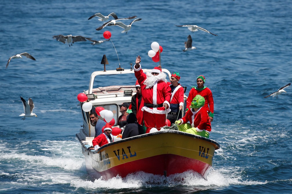 Papai Noel chegou em um barco de pescadores em Valparaíso, no Chile. — Foto: Rodrigo Garrido/Reuters