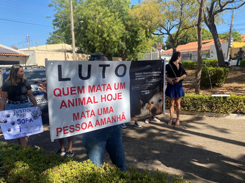 O protesto ocorreu na manhã deste domingo (21), no Bairro Jardim Califórnia — Foto: Luiz Vieira