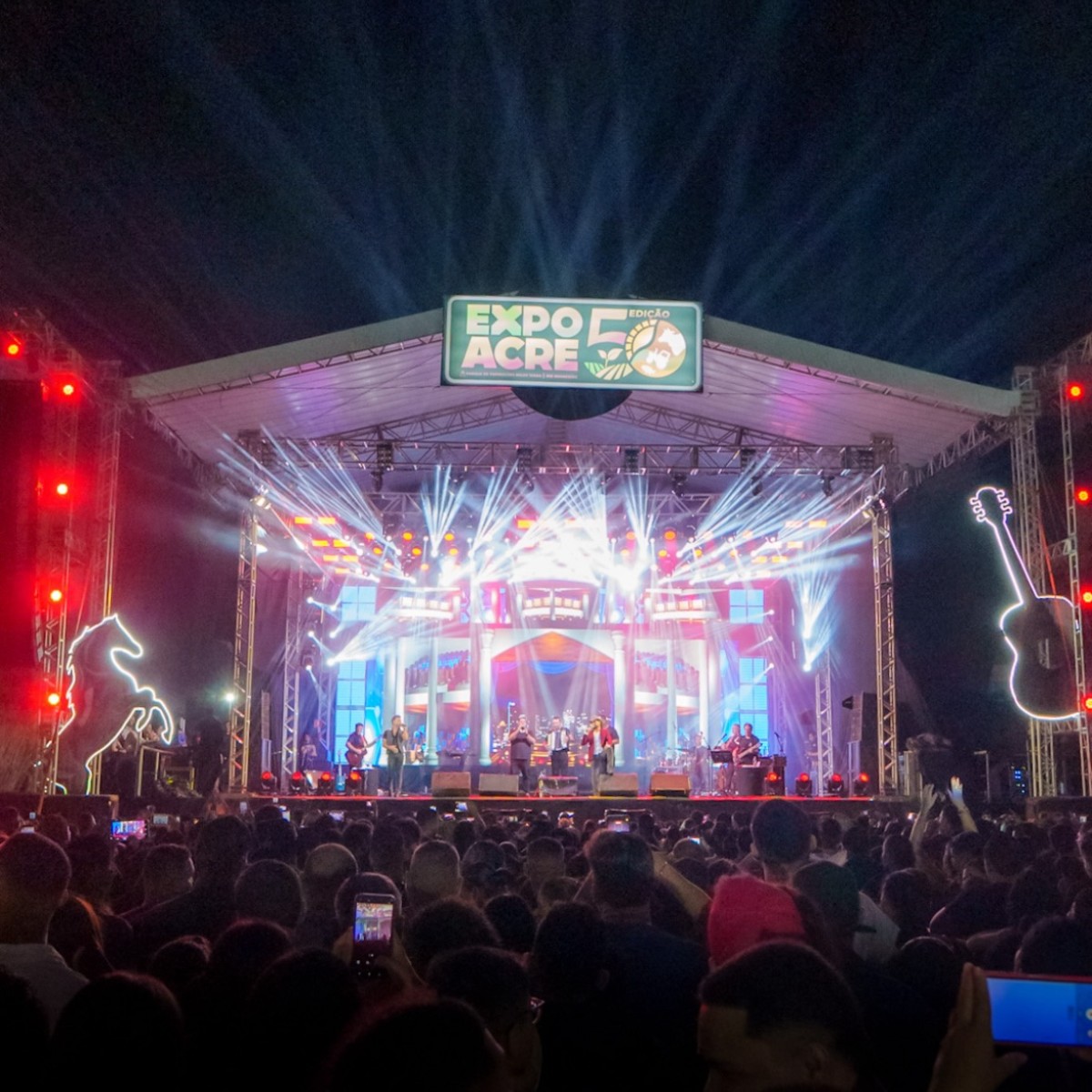 Debaixo de chuva, fãs lotam arena para assistir Zezé di Camargo e Luciano na Expoacre 2025: 'Valeu a pena'
