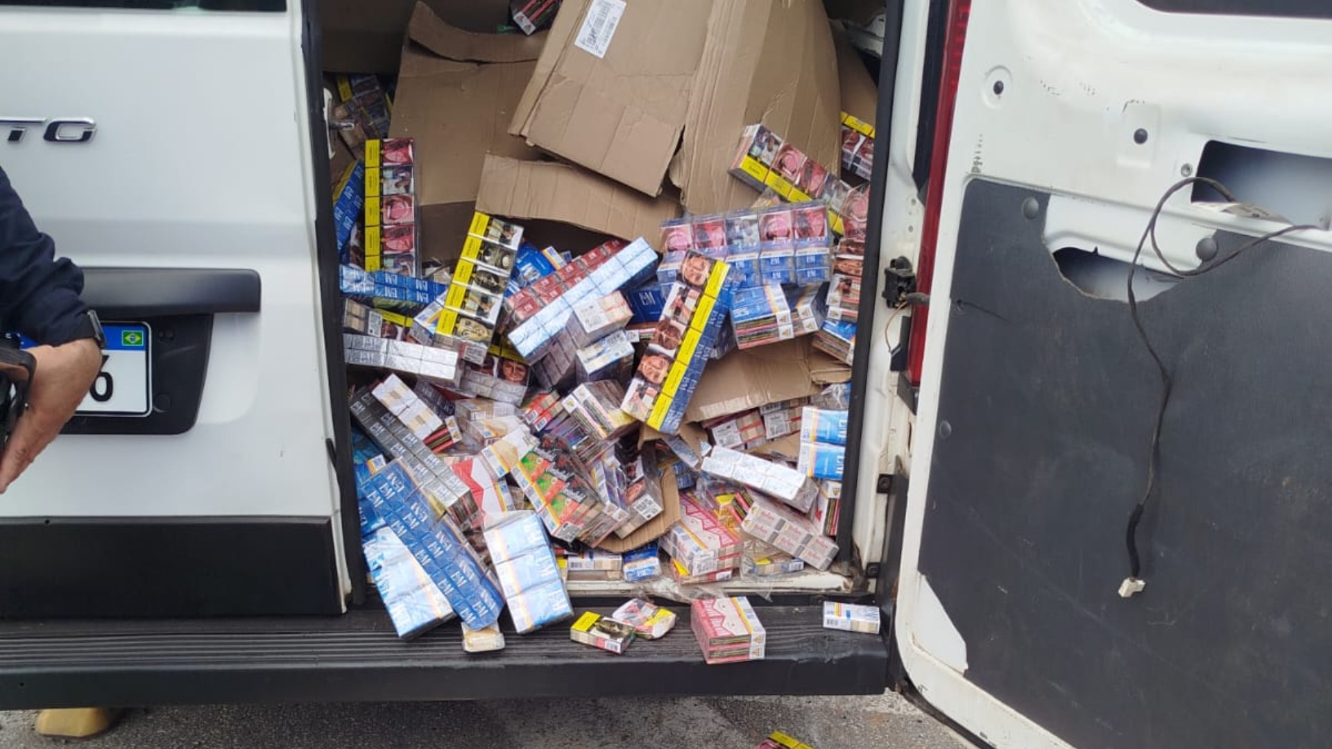 Quadrilha é presa em rodovia de Arujá após roubar carga de cigarros em Mairinque 