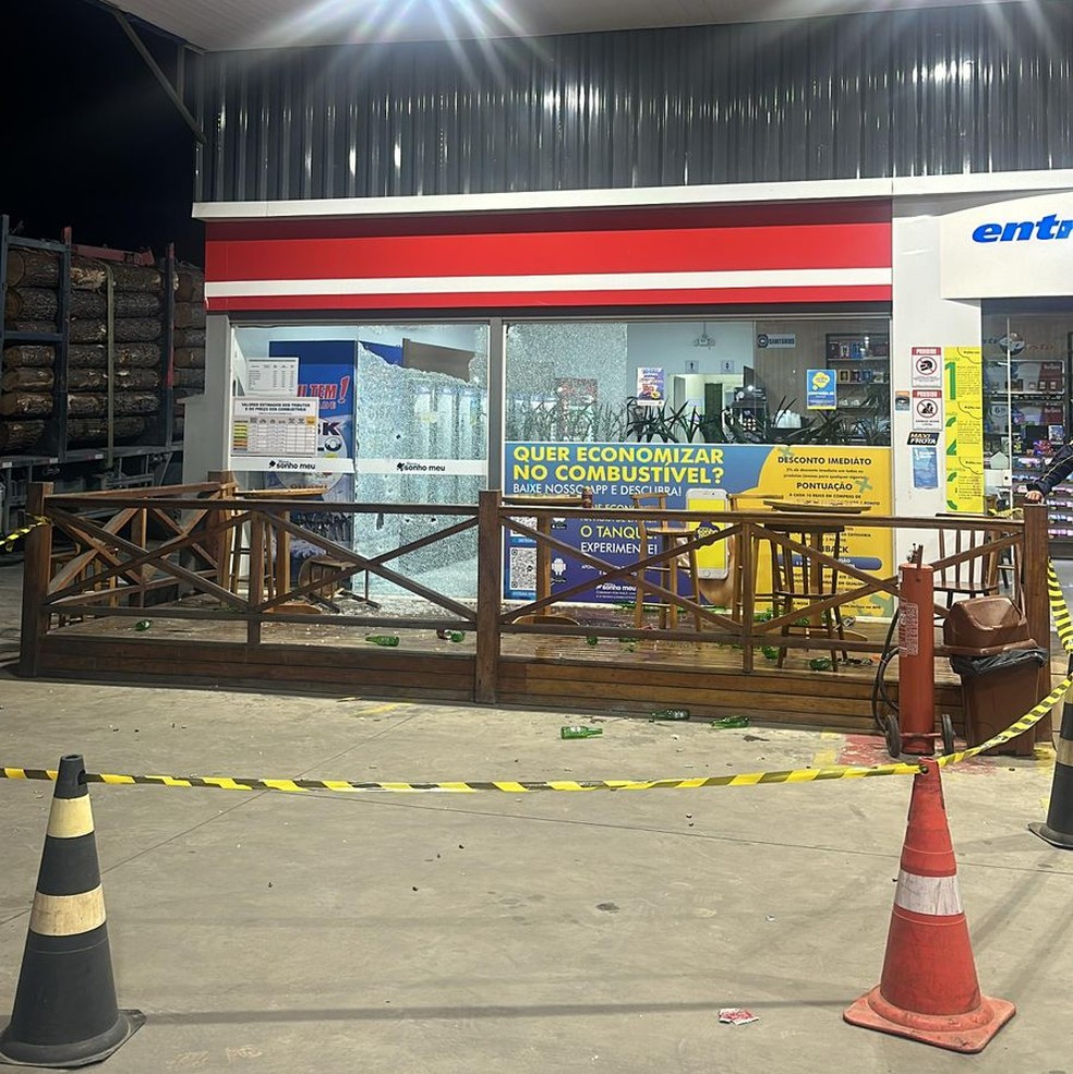 Loja de conveniência de posto de combustíveis é alvo de tiros na Grande Florianópolis — Foto: Polícia Militar/Divulgação
