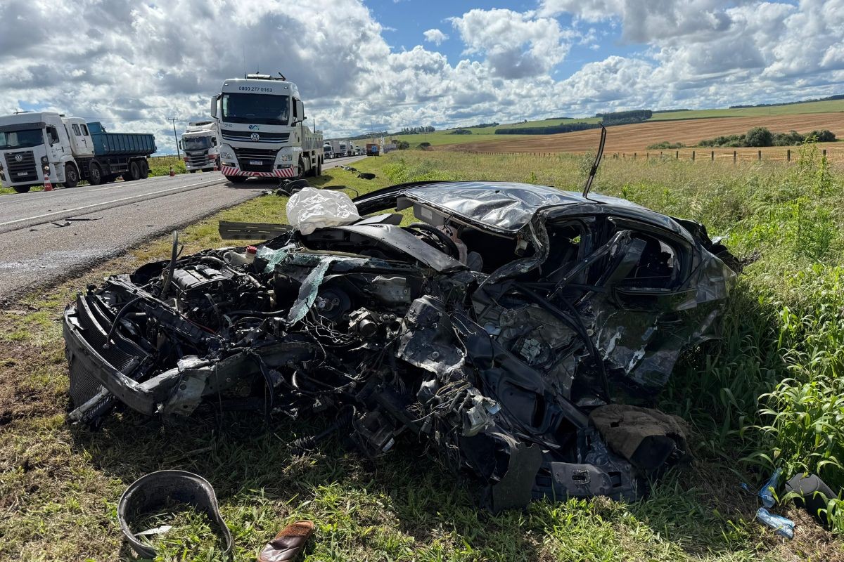 Motorista e passageiro sobrevivem após carro bater de frente com caminhão, no PR