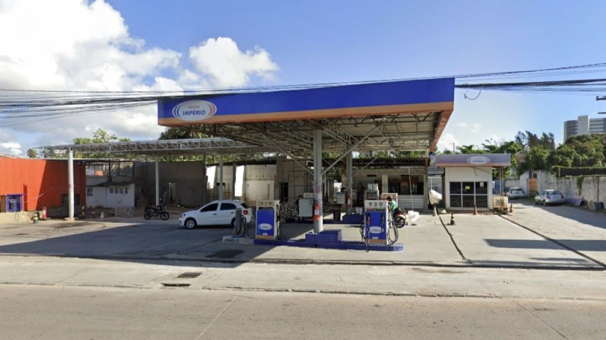 Assaltante rouba frentista e é baleado em tiroteio com policiais à paisana em posto de gasolina
