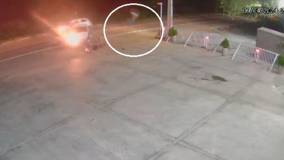 Motociclista voou por cima de carro após bater no veículo na CE-060, em Iguatu. — Foto: Reprodução