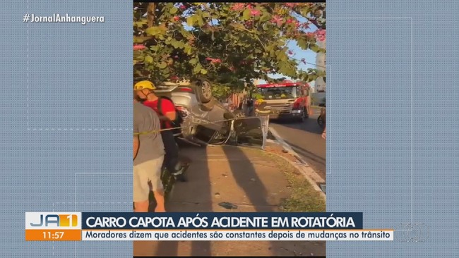 Carro capota aps acidente em rotatria de Goinia