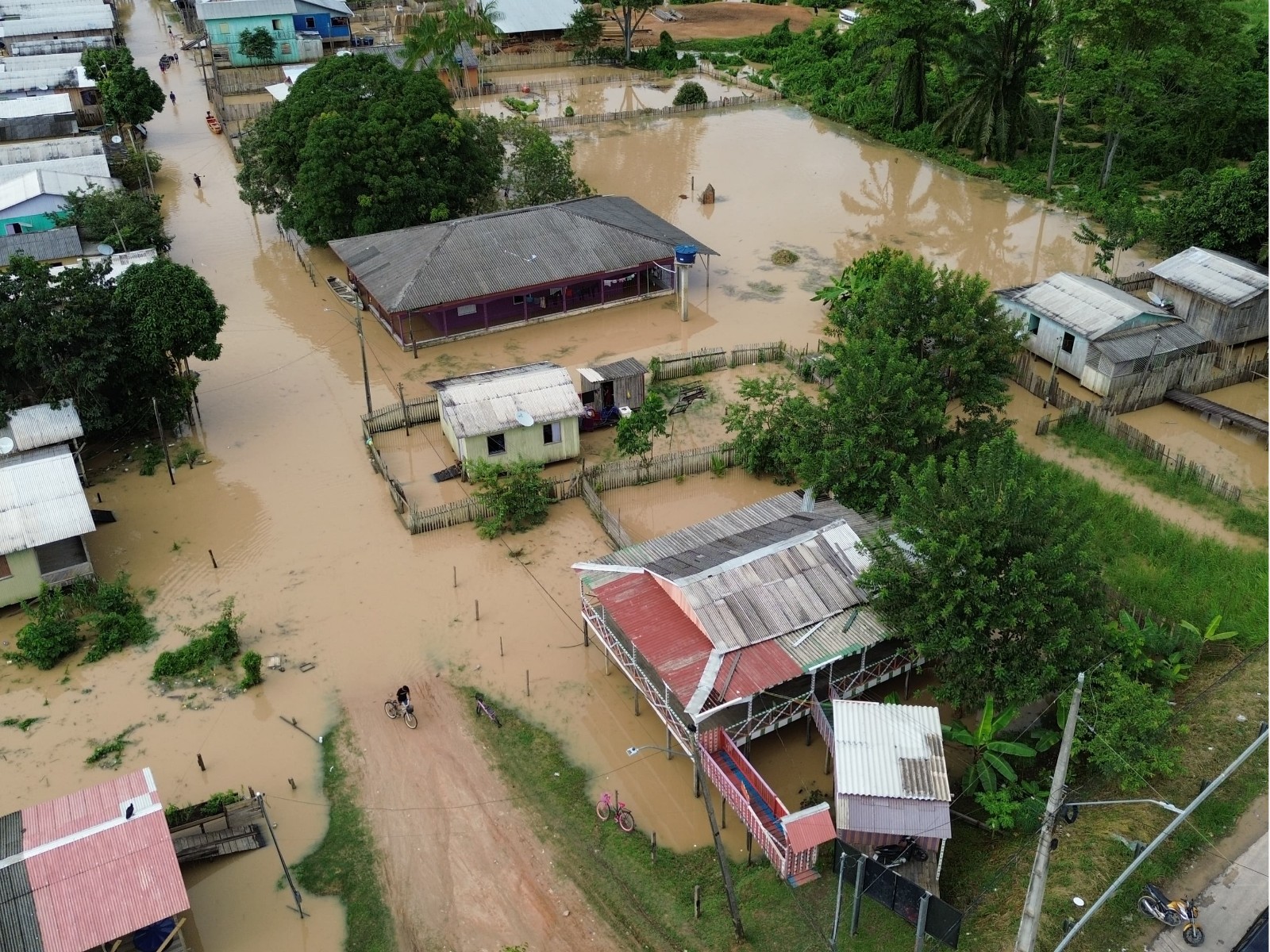 Seis famílias seguem em abrigos após rios transbordarem em duas cidades do AC