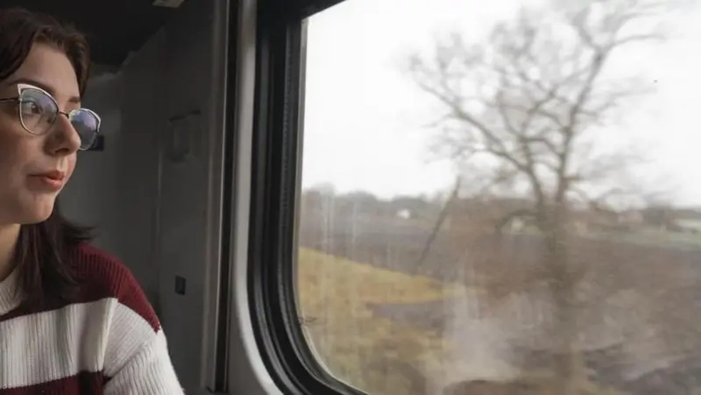 Apesar do perigo, Sasha embarca com entusiasmo na jornada que a levará de Kiev a Kramatorsk — Foto: MATTHEW GODDARD/BBC