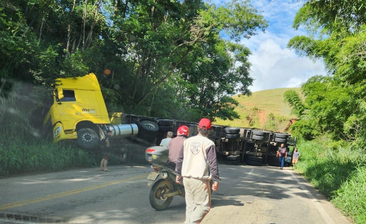 Carreta tomba e fecha MG-353, em Coronel Pacheco; VÍDEO