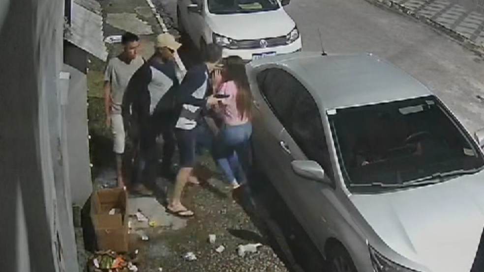 Trio roubou carro e fez motorista refém em Fortaleza — Foto: Reprodução