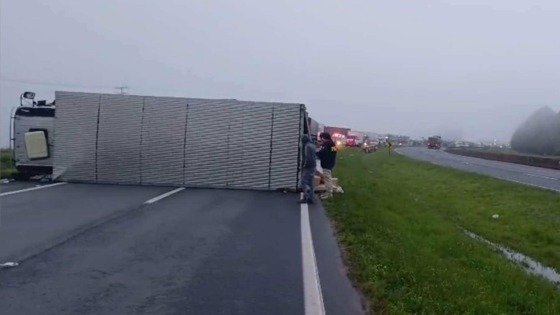 Caminhoneiro tomba ao tentar desviar de carro na contramão e bloqueia BR-376, no Paraná