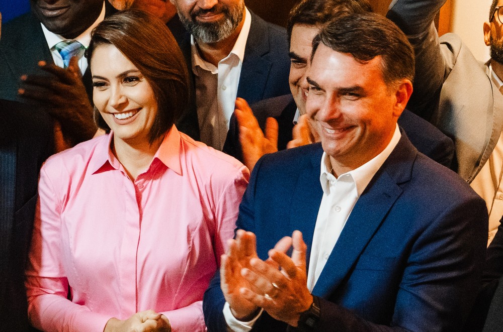 Michelle Bolsonaro agradece políticos que participaram da campanha de Flávio Bolsonaro após as eleições