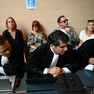 Outros 50 homens, autores dos estupros, também estão no banco de réus. Muitos afirmam que acreditavam estar participando das fantasias do casal, mas segundo o marido, 'todos sabiam' que sua esposa estava drogada sem o seu consentimento. 