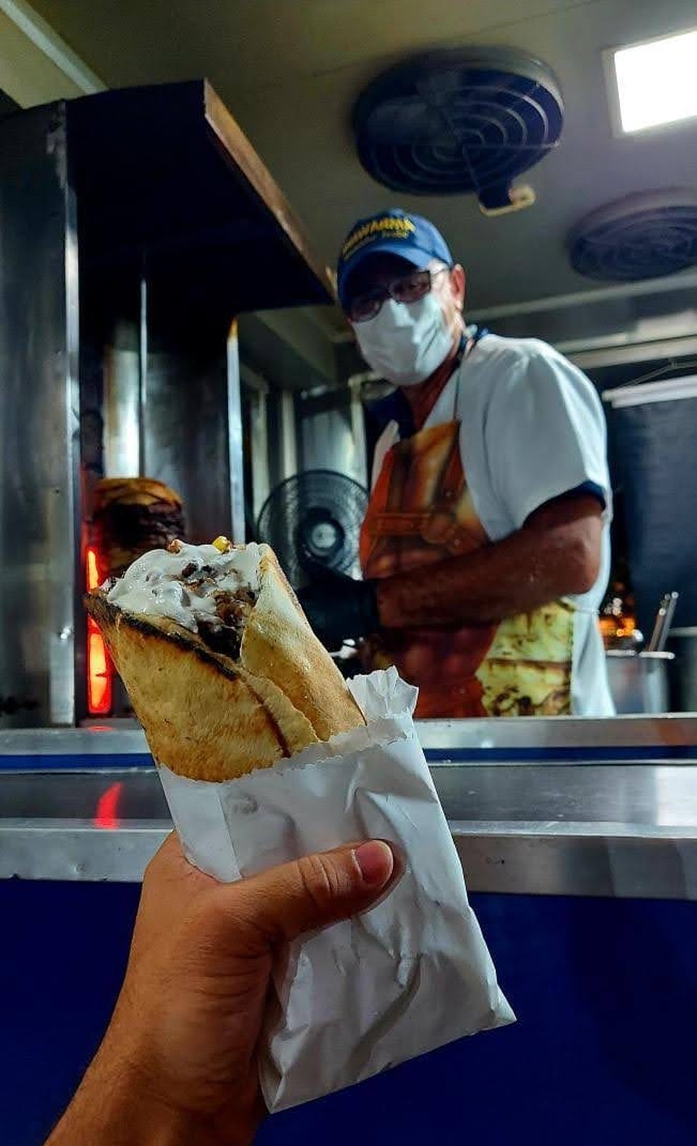 Cliente mostra sanduíche árabe vendido em Food Trock de Brasília — Foto: Divulgação