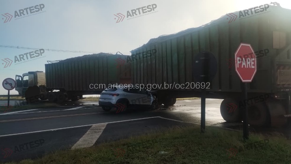 1 de 3
O motorista do carro teve ferimentos moderados, enquanto o motorista da carreta n&atilde;o se feriu em acidente em Mineiros do Tiet&ecirc; &mdash; Foto: CCM - Artesp/Divulga&ccedil;&atilde;o