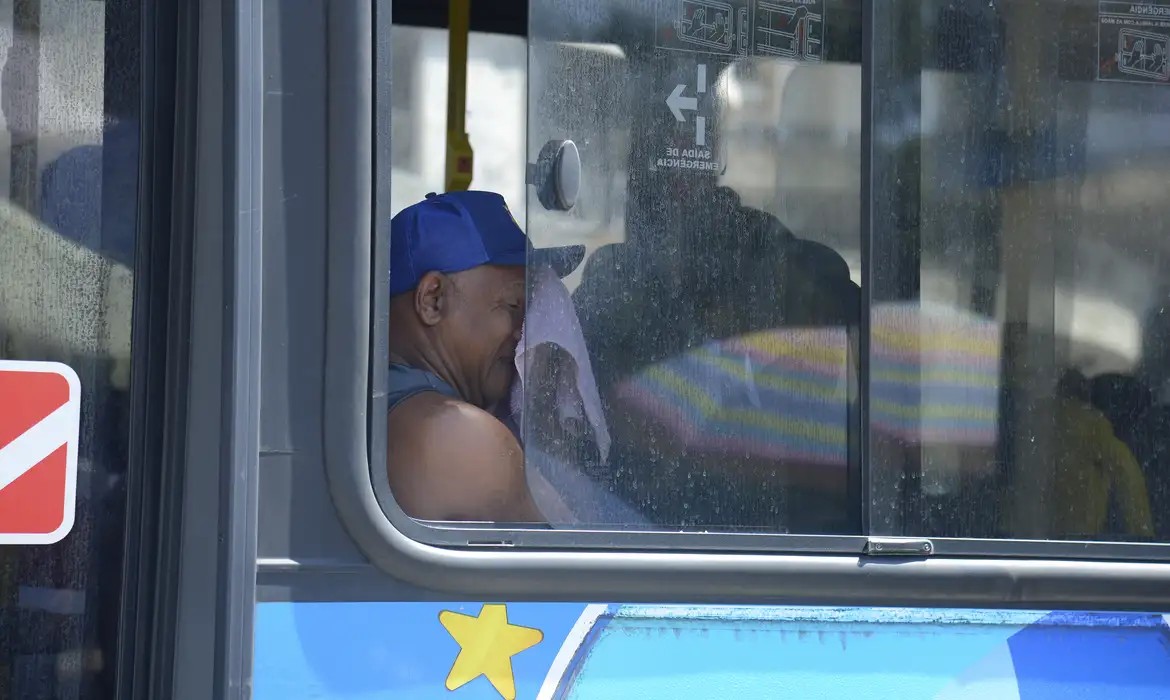 Ônibus sem ar-condicionado no Rio terão subsídio suspenso, diz prefeitura