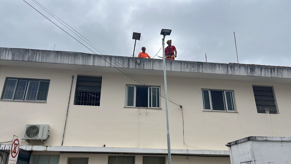 Homem tenta furtar fios em telhado de hospital em Juiz de Fora e acaba eletrocutado 