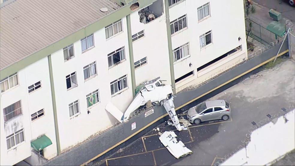 Avião caiu em prédio em Belo Horizonte. — Foto: Globocop