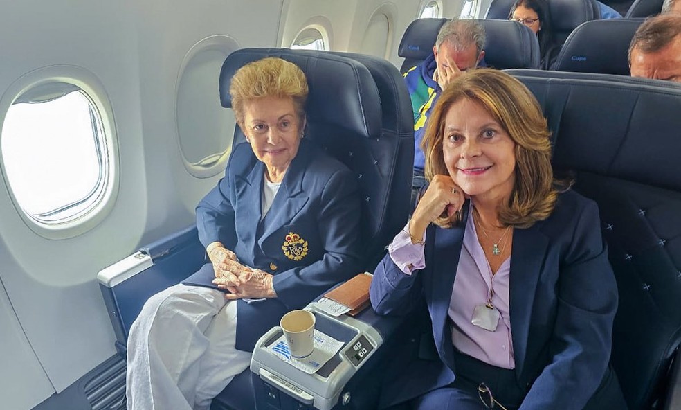 Ex-presidente do Panamá Mireya Moscoso em avião da Copa Airlines junto com a ex-vice-presidente colombiana Marta Lucía Ramirez em 26 de julho de 2024. — Foto: Reprodução/X