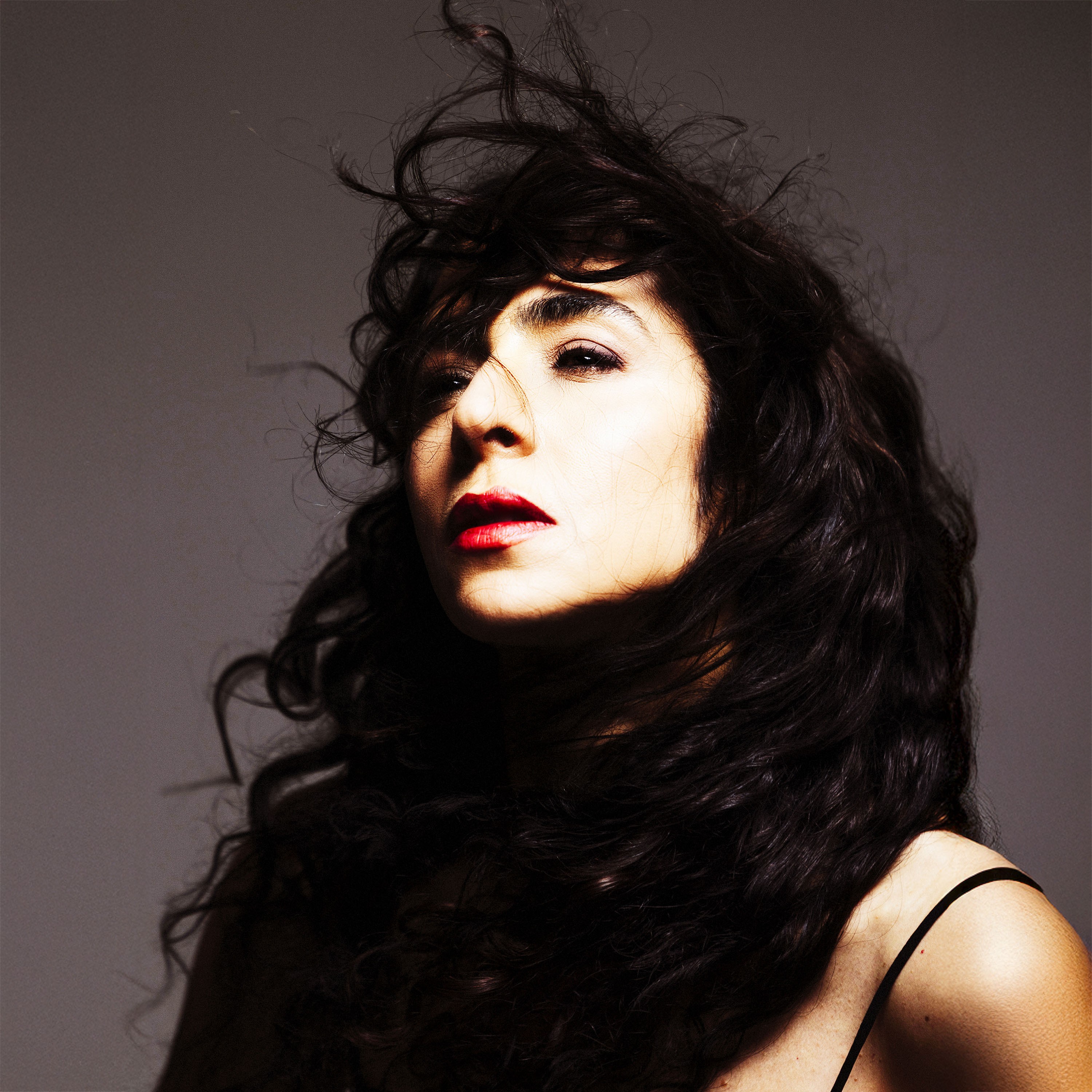 Marisa Monte lança single ‘Sua onda’ com produção de Gustavo Santaolalla