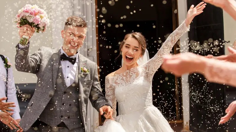 Quanto mais mulheres sobem na vida, casar 'para baixo' vira única saída?