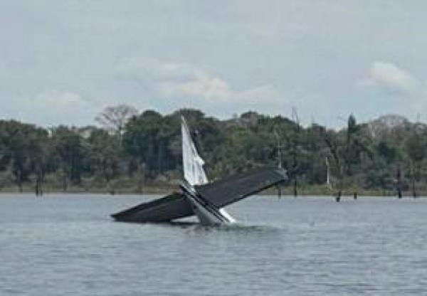 Piloto lança avião da Venezuela com 380 kg de maconha em represa no AM ao entrar ilegalmente no Brasil