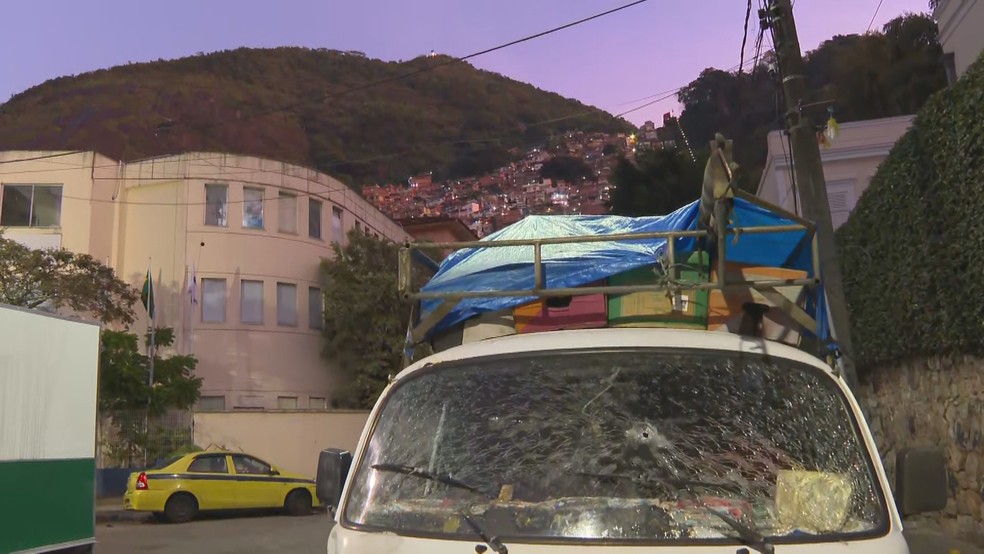 Tiro atinge para-brisas de veículo estacionado na Praça Corumbá, em frente ao Morro Santa Marta — Foto: Charles Mathura/TV Globo