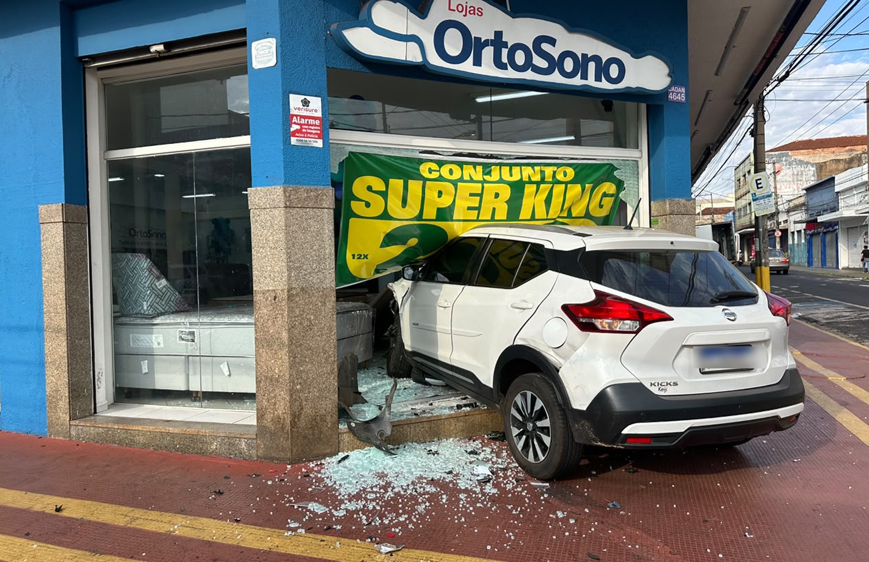 Carro invade loja após colisão em cruzamento no Centro de Ribeirão Preto, SP