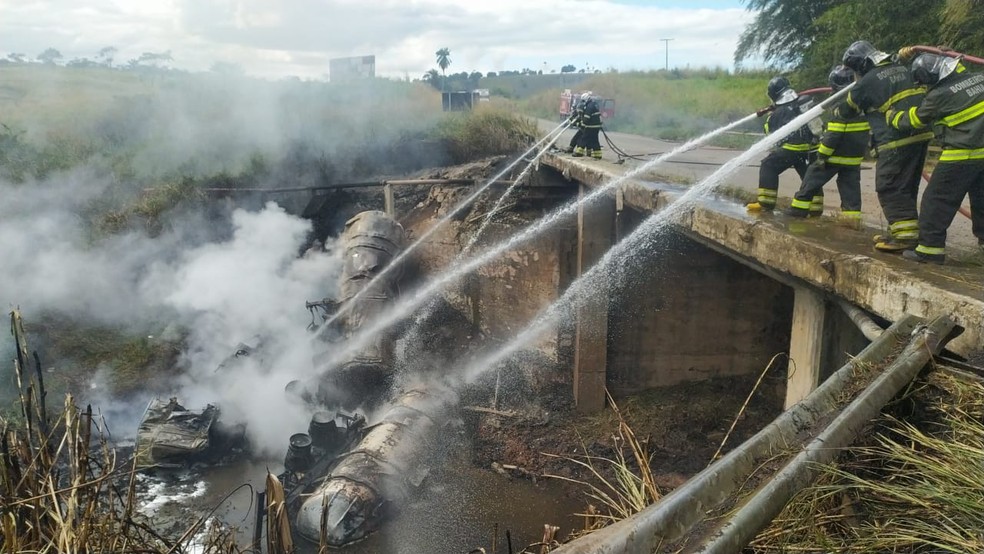 Corpo de Bombeiros contém as chamas de uma carreta que tombou na BR-101 — Foto: PRF