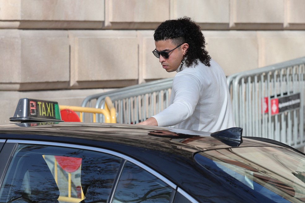 Bruno Brasil, amigo de Daniel Alves, chega para julgamento em Barcelona — Foto: LLUIS GENE / AFP