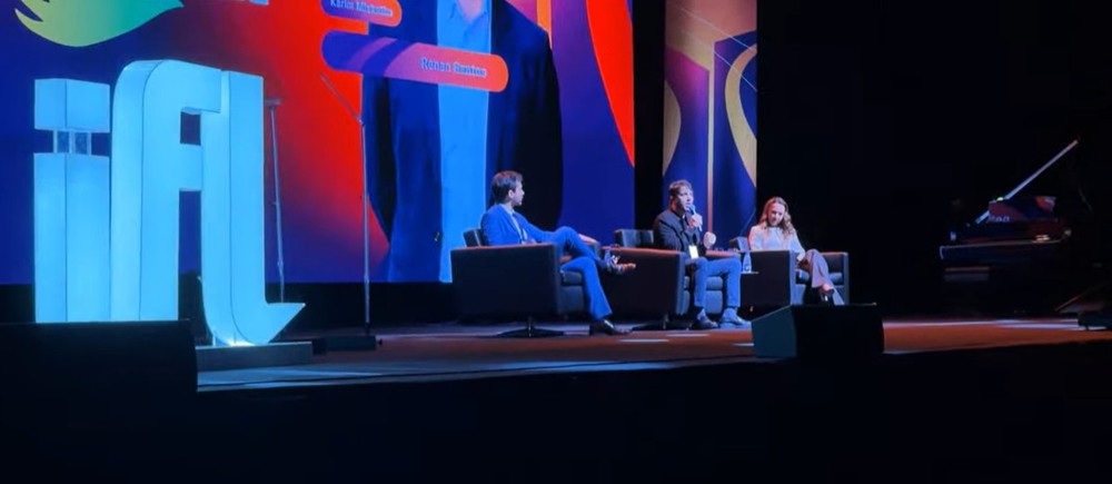 Renan Santos critica a família Bolsonaro e a elite empresarial durante evento em São Paulo