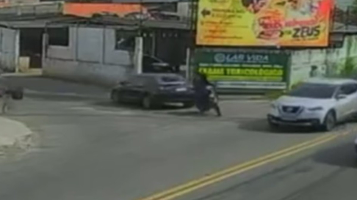 Vereador persegue suspeitos após roubo ao irmão e joga carro contra moto em Nova Iguaçu