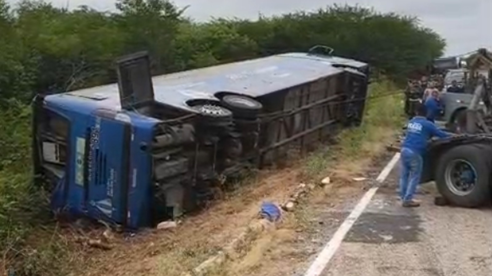 Pelo menos 30 feridos receberam atendimento médico em acidente com ônibus que deixou sete mortos