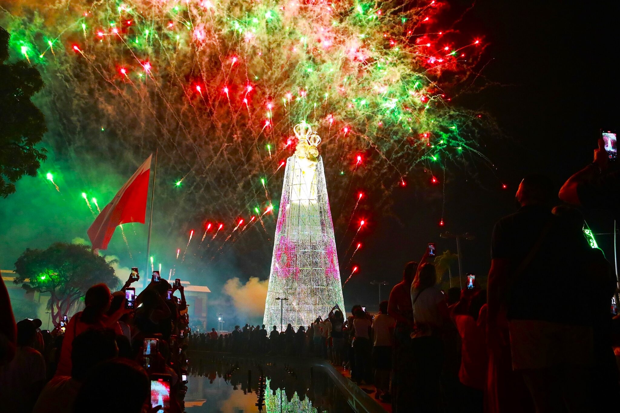 Círio 2026: Veja como foi o Traslado dos Carros e a iluminação de imagem de Nossa Senhora de Nazaré na Doca
