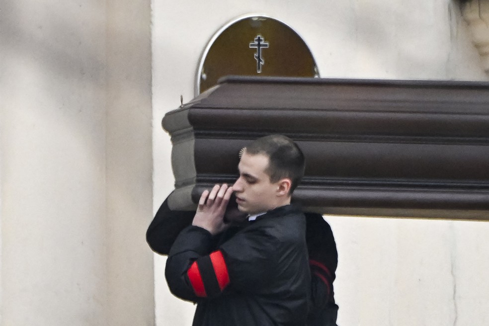 Caixão com corpo de opositor russo Alxei Navalny é levado para igreja antes de funeral — Foto: Alexander Nemenov/AFP