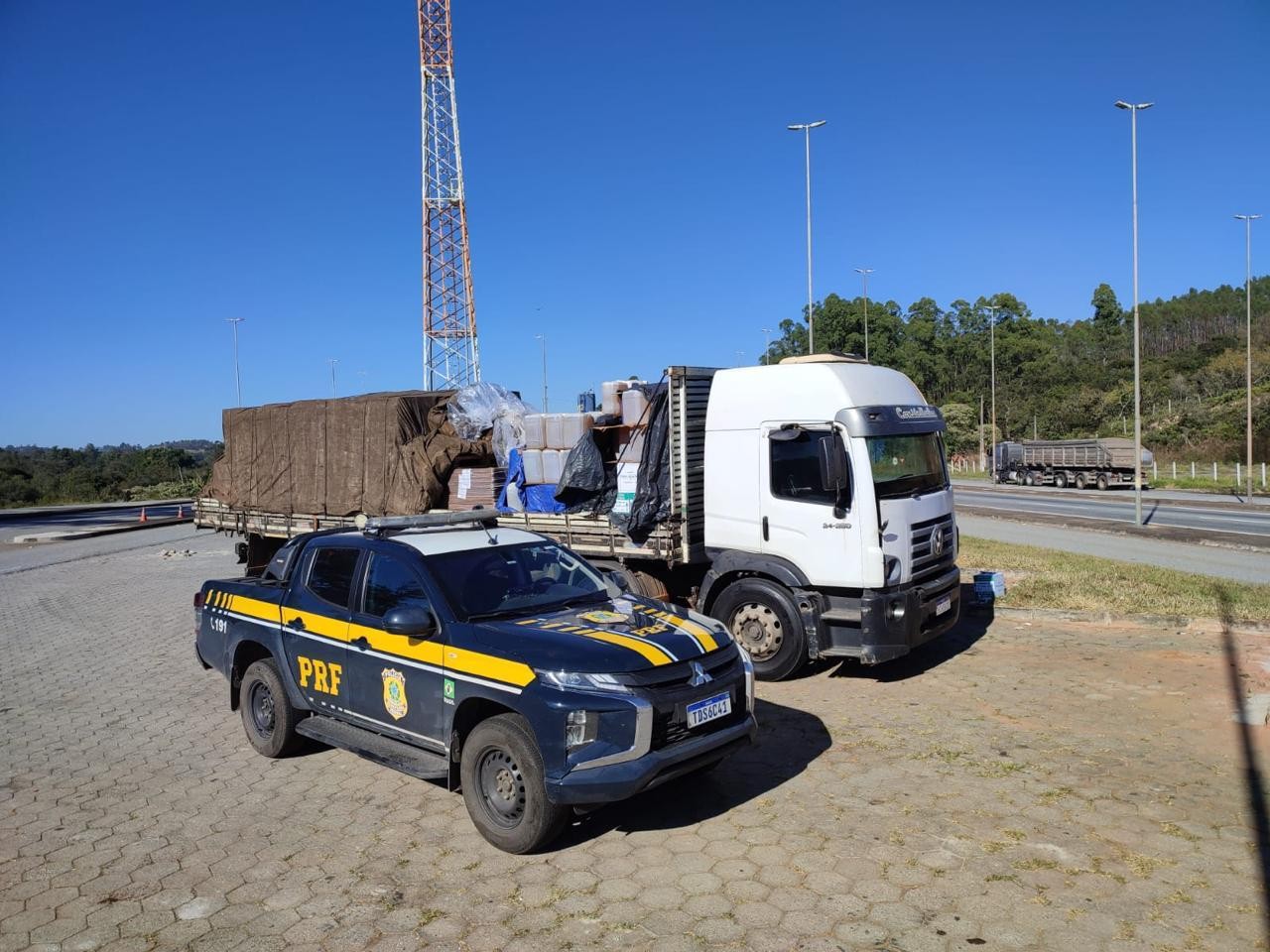 Carga de cachaça em recipientes reutilizados de agrotóxicos é apreendida na BR-381, em MG